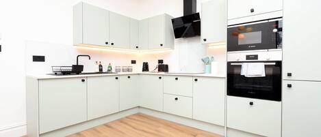 Apartamento | Cozinha privada | Geladeira, micro-ondas, fogão, cooktop