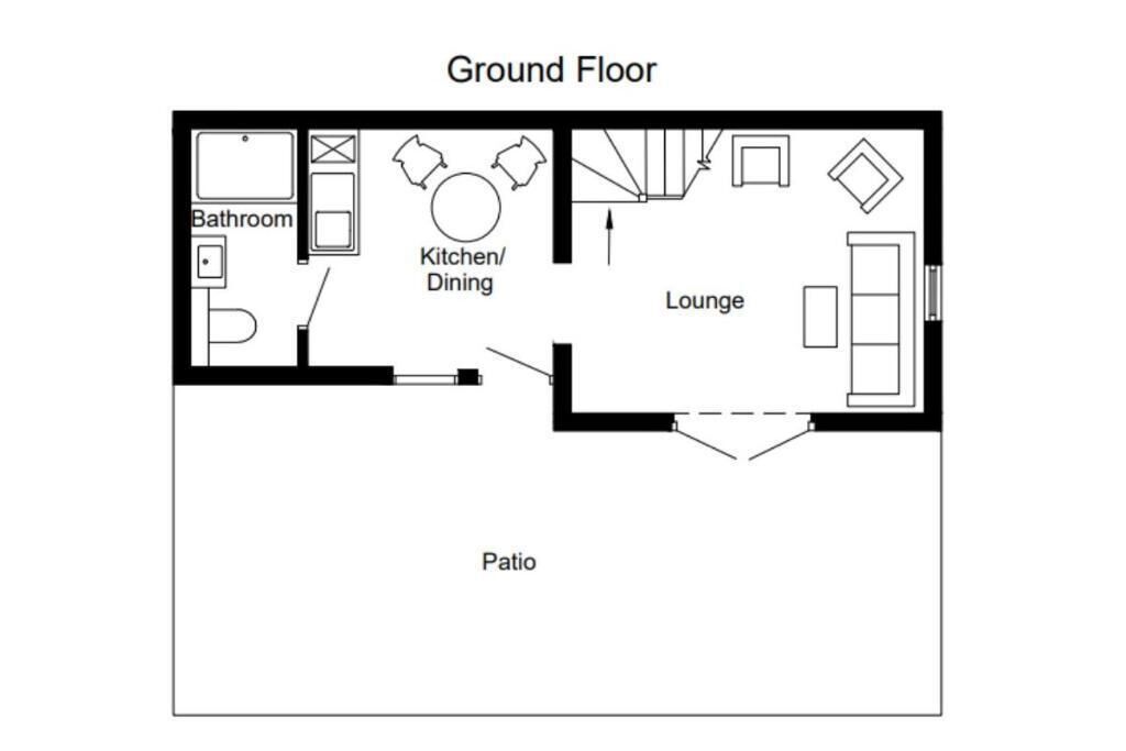 Distribución de planta baja con baño, cocina/comedor, sala de estar y patio.