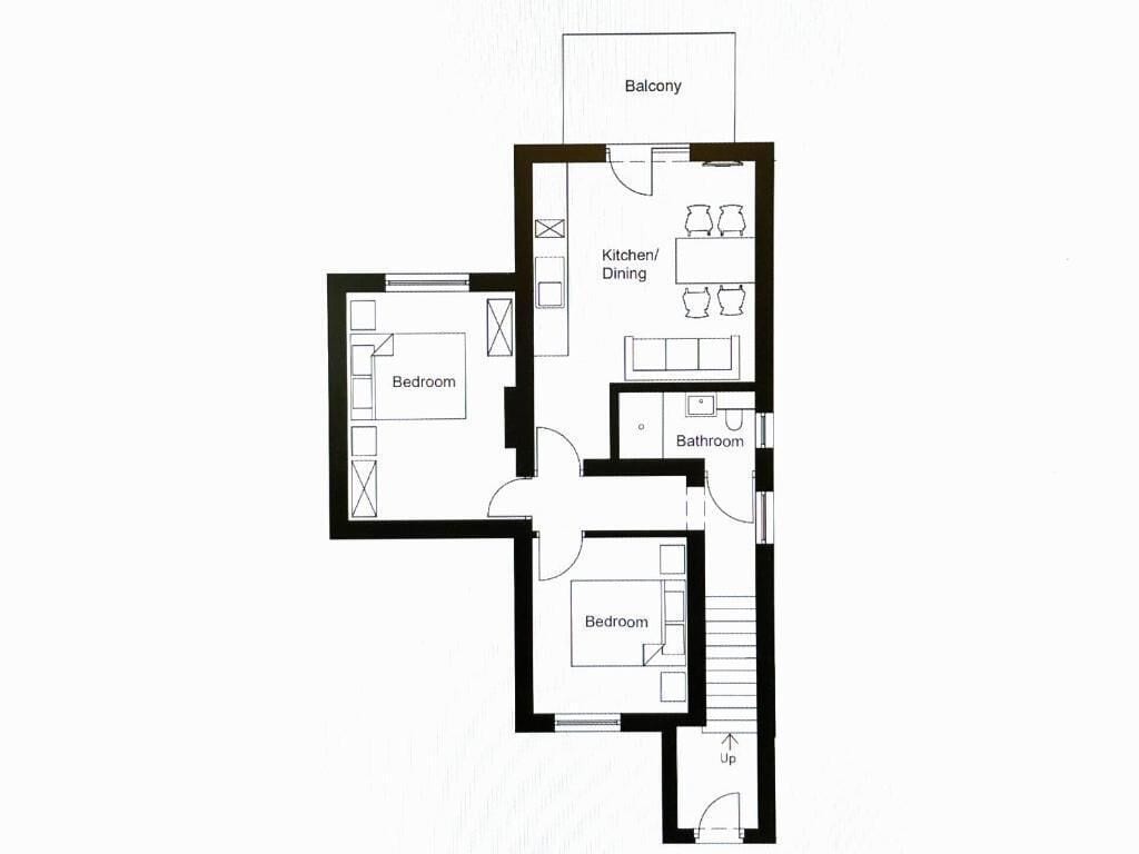 Plano de un hotel con dos dormitorios, un balcón, cocina-comedor y un baño.