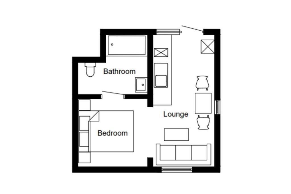 Een plattegrond van een hotelkamer met slaapkamer, badkamer en zithoek.