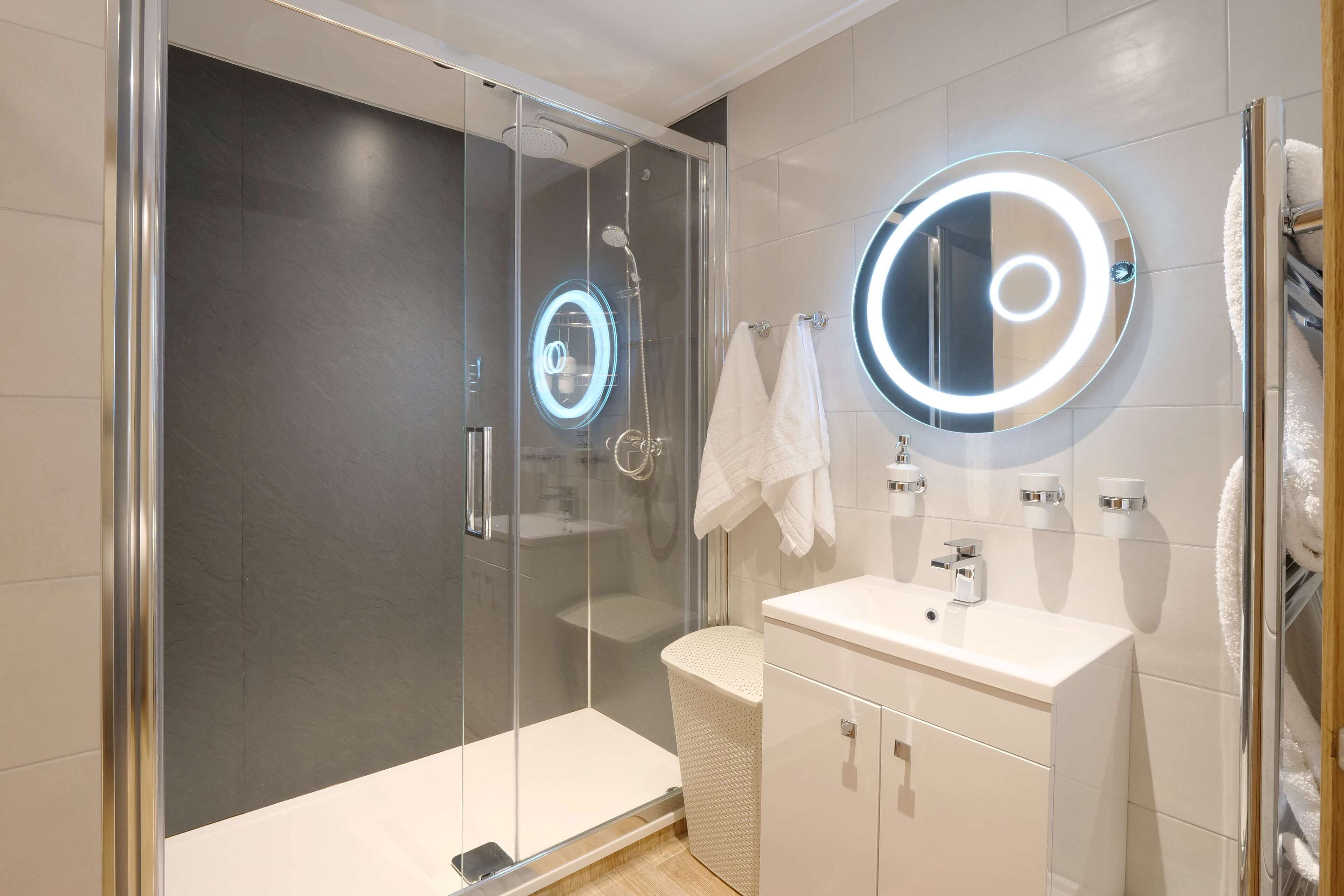 Standard Lodge Studio, 1 Bedroom, Garden View | Bathroom | Shower, hair dryer, towels, soap