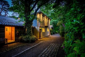 1 間臥室、低過敏寢具、記憶床墊、筆電工作空間