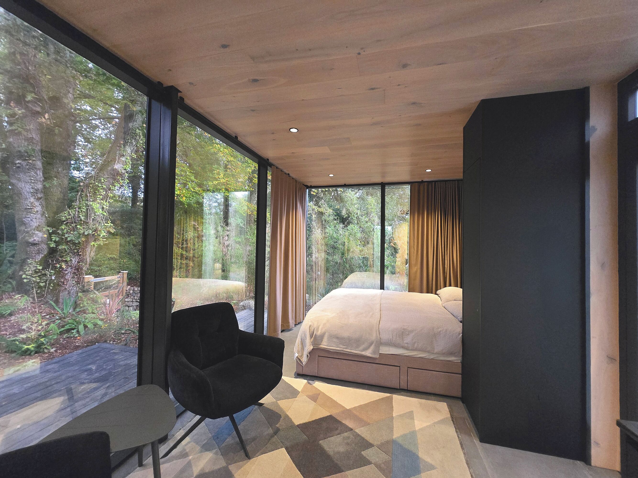 Studio – premium | Oppholdsområde | En 42-tommers LED-TV med digitale kanaler samt Netflix og Hulu