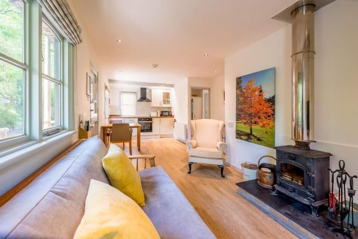 Premium-Chalet, 1 Schlafzimmer, Kamin, Gartenblick | Wohnbereich