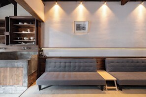 Casa superior | 2 dormitoris, cortines opaques i planxa i posts de planxar