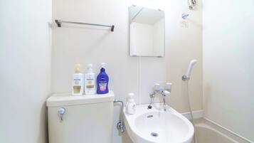 Combined shower/bathtub, free toiletries, hair dryer, slippers