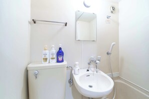Combined shower/tub, free toiletries, hair dryer, slippers - Sakura Yoyogi by Tranova (Tokyo)
