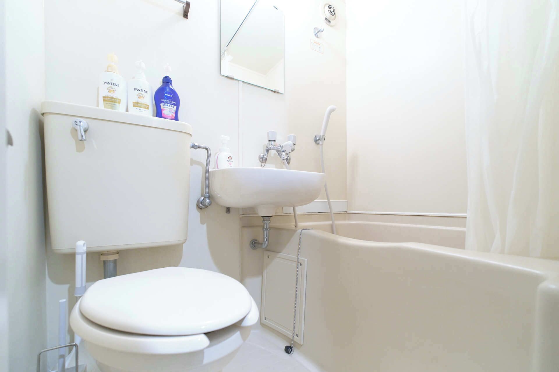 Duschwanne, kostenlose Toilettenartikel, Haartrockner, Hausschuhe