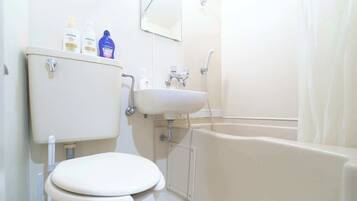 Duschwanne, kostenlose Toilettenartikel, Haartrockner, Hausschuhe