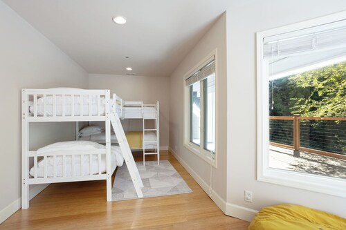 Seaside Serenity Retreat: A Spacious Home in a Coastal Haven with Breathtaking Water Views