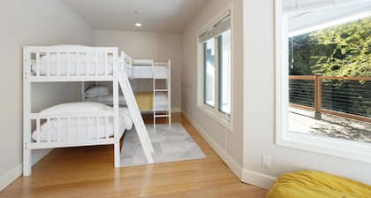 Seaside Serenity Retreat: A Spacious Home in a Coastal Haven with Breathtaking Water Views