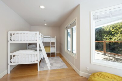 Seaside Serenity Retreat: A Spacious Home in a Coastal Haven with Breathtaking Water Views