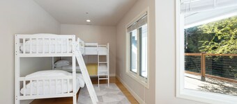 Seaside Serenity Retreat: A Spacious Home in a Coastal Haven with Breathtaking Water Views