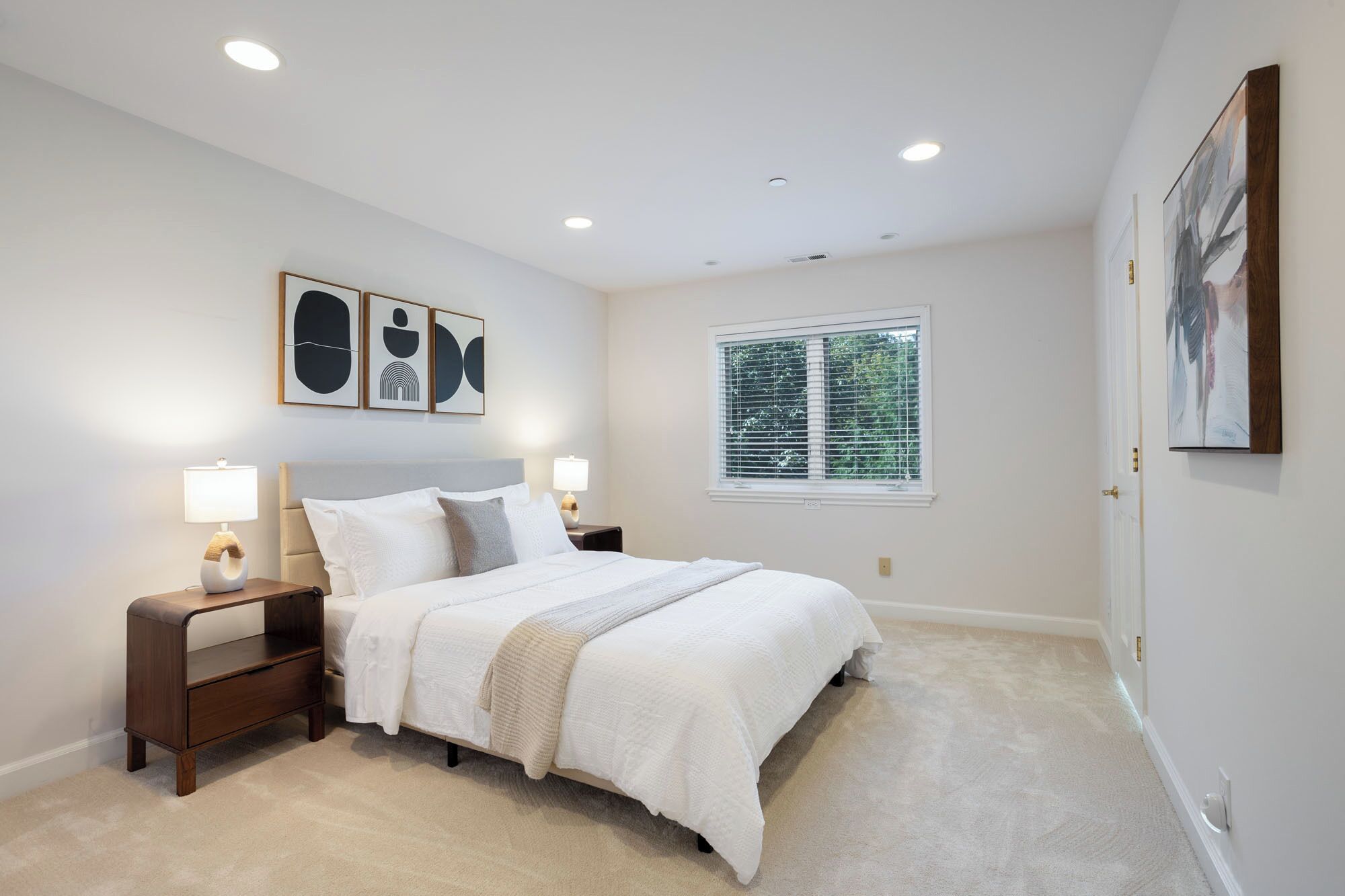 6 chambres, bureau, fer et planche à repasser, lit de bébé portatif