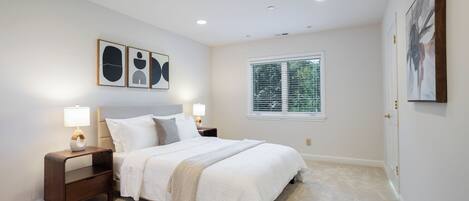 6 chambres, bureau, fer et planche à repasser, lit de bébé portatif