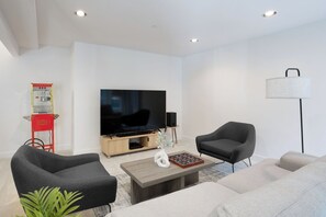 Een smart-tv, videogames, een kantoor en een computerscherm