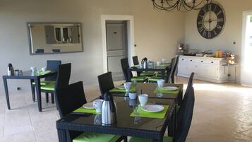 Dagelijks à la carte ontbijt (EUR 15.00 per persoon)