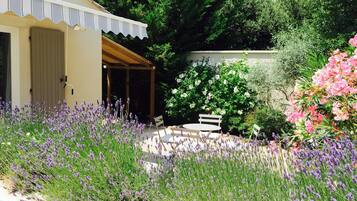 Comfort kamer, 1 twee- of 2 eenpersoonsbedden, uitzicht op tuin | Terras