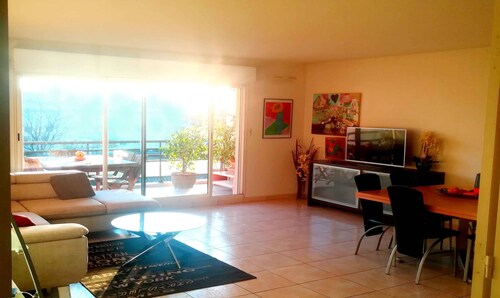 Vaste appartement lumineux tout à pied : plage, commerces, restaurants, gare TGV