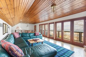 Smart TV, fireplace, books - Lakefront Retreat: Direct Lake Michigan access with stunning views (New Buffalo)