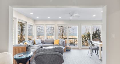 Lakefront Retreat: Direct Lake Michigan access with stunning views