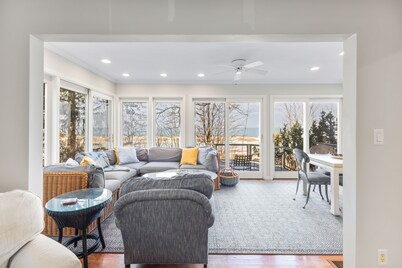 Lakefront Retreat: Direct Lake Michigan access with stunning views