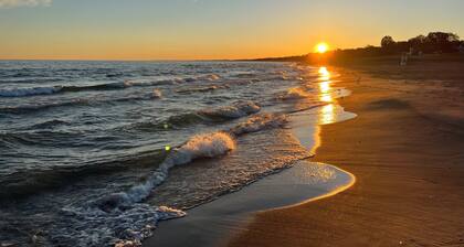 Lakefront Retreat: Direct Lake Michigan access with stunning views