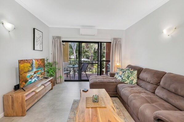 Smart TV, books - 2 Bedroom, 2 Bathroom Apartment @ Port Villas (Port Douglas)