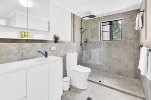 Hair dryer, towels - 2 Bedroom, 2 Bathroom Apartment @ Port Villas (Port Douglas)