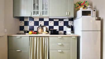 KĂŒhlschrank, Mikrowelle, Herdplatte, Wasserkocher mit Kaffee-/Teezubehör