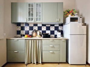 Réfrigérateur, micro-ondes, plaque de cuisson, cafetière/bouilloire
