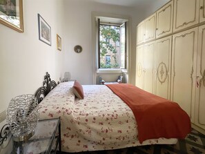 2 chambres, bureau, fer et planche à repasser, lit parapluie