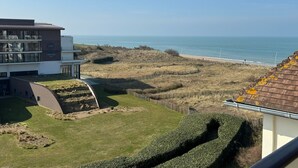Ein modernes Gebäude mit flachem Dach und Blick auf den Strand.