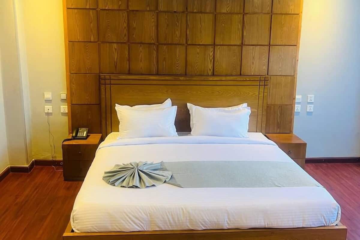 Deluxe Room, City View | Desk, laptop workspace, free WiFi