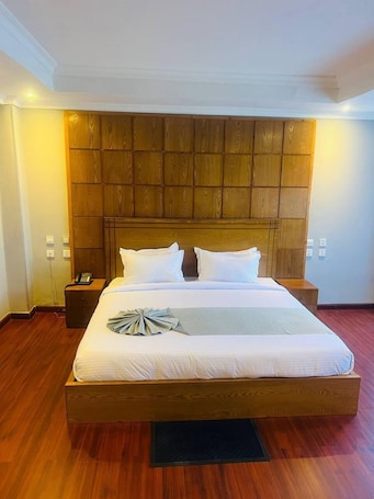 Escritorio, espacio para trabajar con laptop y wifi gratis