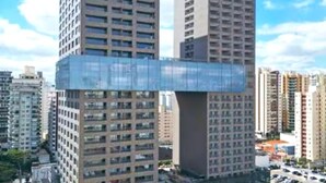 Un edificio de gran altura con una sección sobresaliente e inusual.