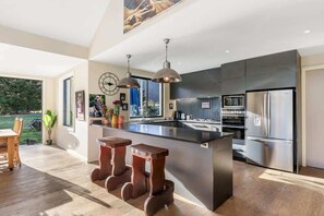 R éfrigérateur, four à micro-ondes, un four, surface de cuisson