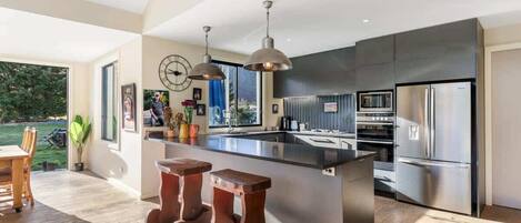 Refrigerador, microondas, horno y parrilla de estufa