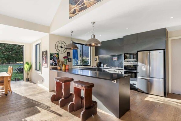 Frigorífic, microones, forn i placa de cuina 