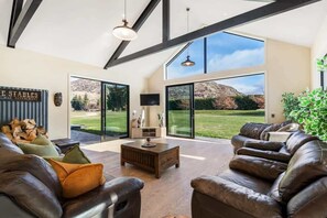 Téléviseur, foyer, bureau