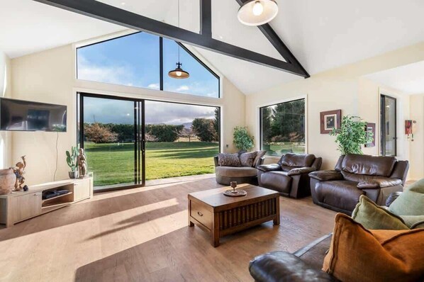 Televisie, een open haard, boeken en een kantoor