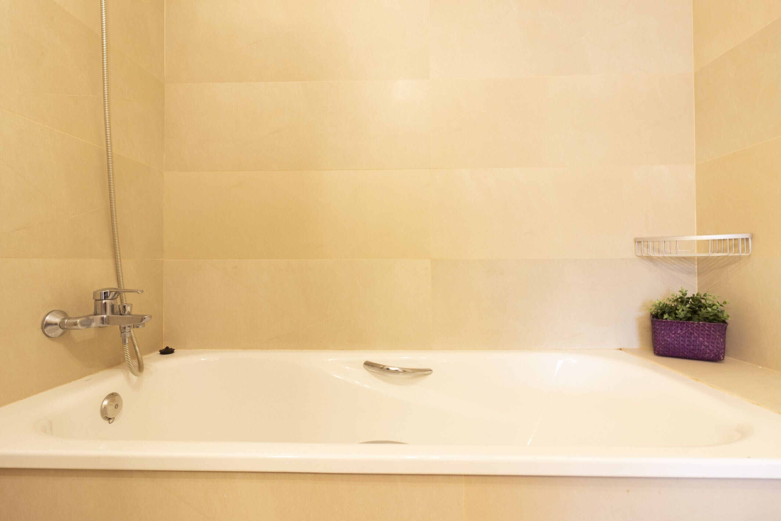 Bruser, hårtørrer, bidet, håndklæder