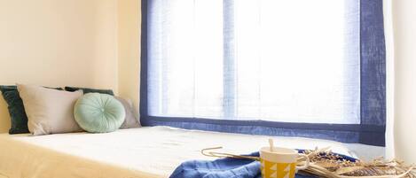 3 habitaciones, tabla de planchar con plancha y ropa de cama