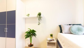 3 عدّة غرف نوم ومكواة/لوح ك�ي وملاءات أسرّة