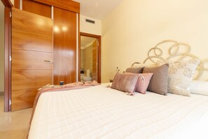 3 bedrooms, iron/ironing board, bed sheets