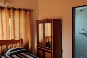 3 chambres, fer et planche à repasser, Wi-Fi, draps fournis