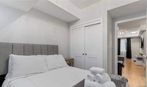 Iron/ironing board, travel cot, free WiFi, bed sheets - This house is a 1 bedroom, 1.5 bathrooms, located in Niagara Falls, ON. (Niagara Falls)