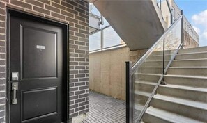 Interior - This house is a 1 bedroom, 1.5 bathrooms, located in Niagara Falls, ON. (Niagara Falls)