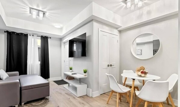 Interior - This house is a 1 bedroom, 1.5 bathrooms, located in Niagara Falls, ON. (Niagara Falls)