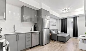 Interior - This house is a 1 bedroom, 1.5 bathrooms, located in Niagara Falls, ON. (Niagara Falls)